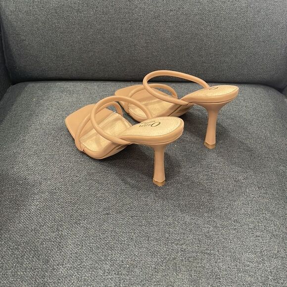 NEW Olivia Jaymes Women's Open Toe Camel Strap High Heel Sandal - Picture 3 of 9